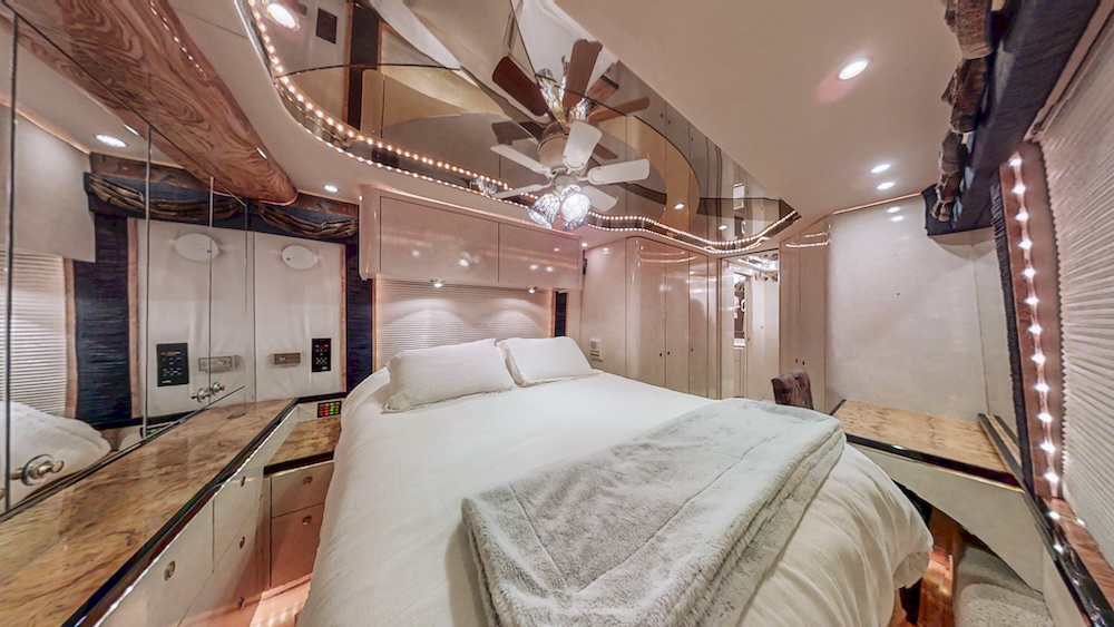 2000 Prevost Featherlite H3-45 For Sale