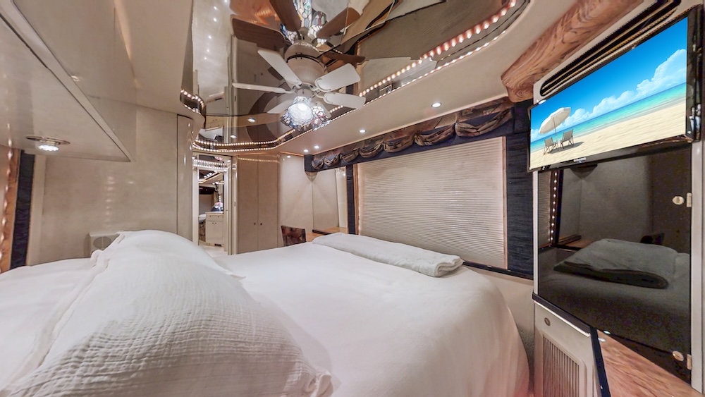 2000 Prevost Featherlite H3-45 For Sale