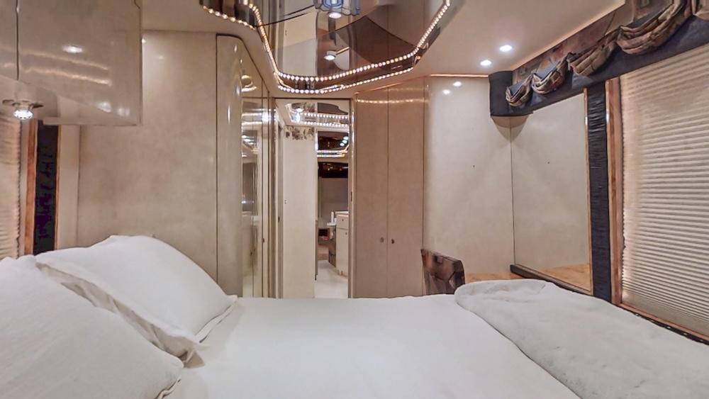 2000 Prevost Featherlite H3-45 For Sale