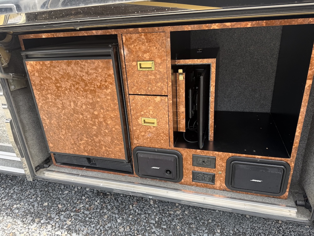 2001 Prevost Featherlite XLII For Sale