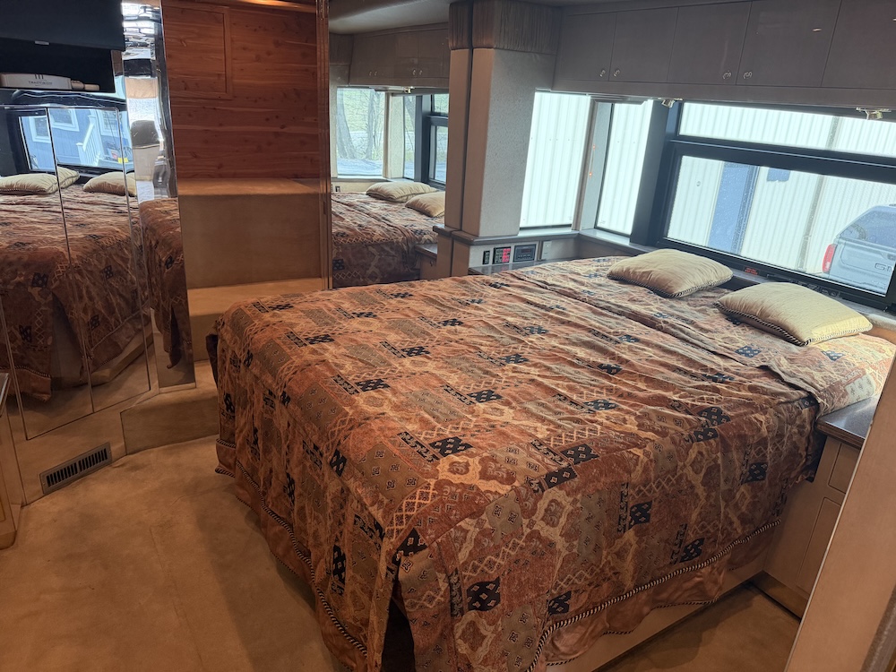 2001 Prevost Featherlite XLII For Sale