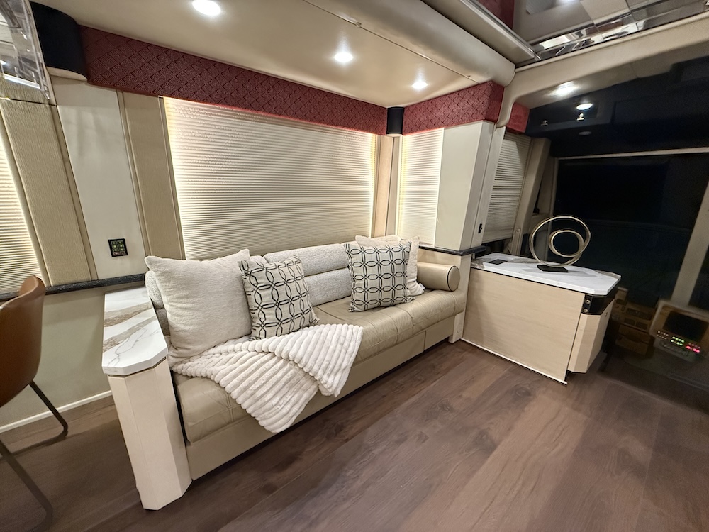 2002 Prevost Featherlite  H3-45 For Sale