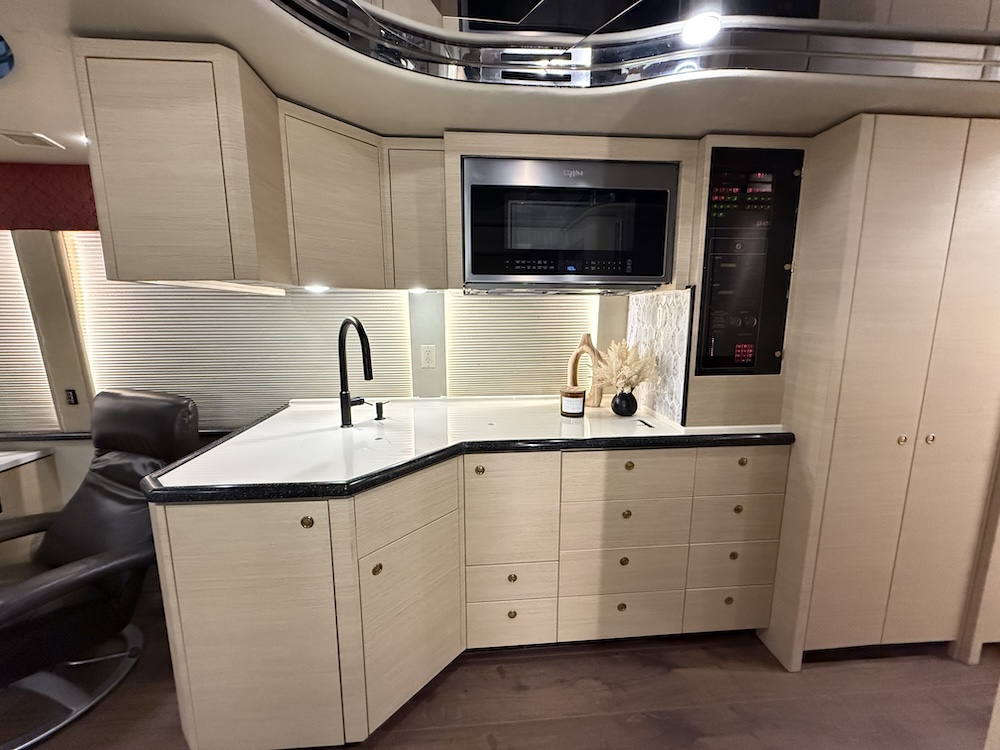 2002 Prevost Featherlite H3-45 For Sale