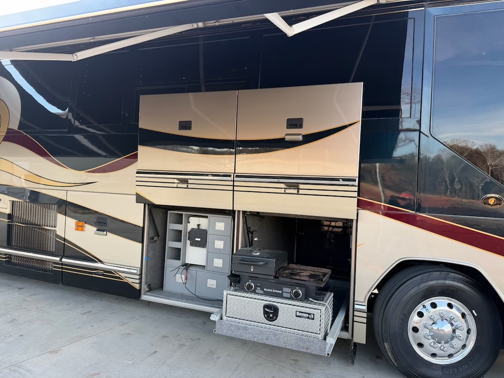 2002 Prevost Featherlite H3-45 For Sale