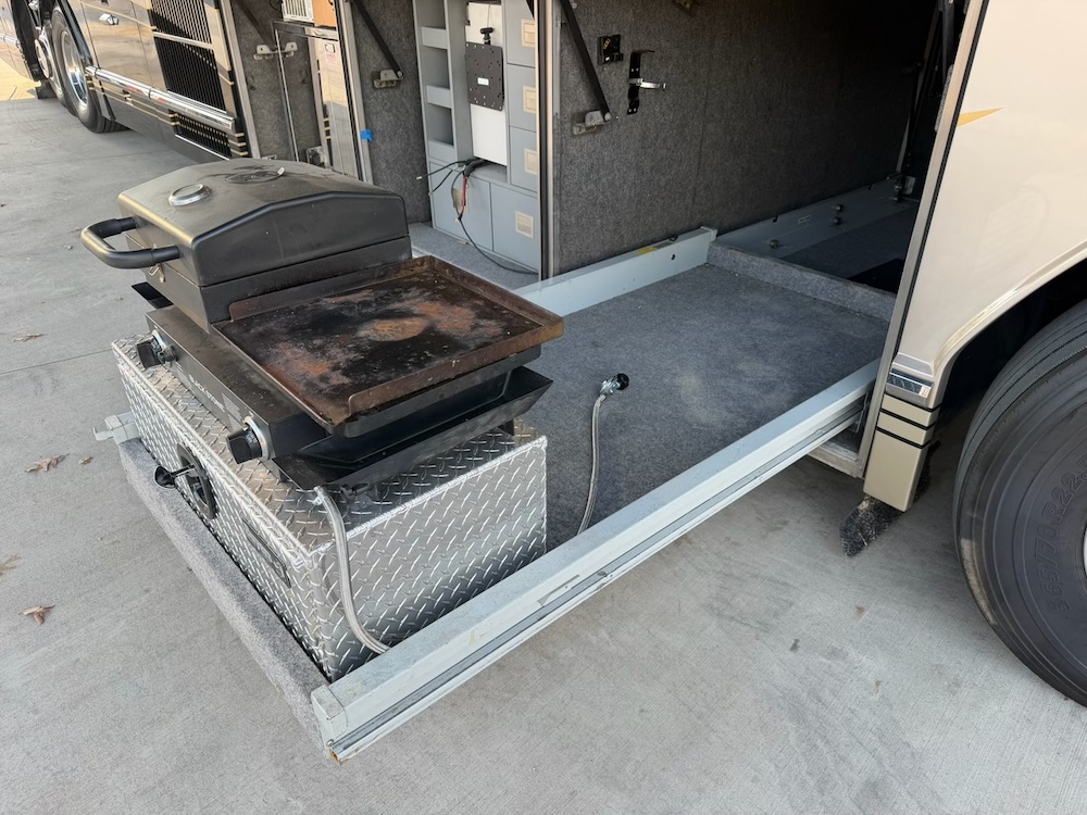 2002 Prevost Featherlite H3-45 For Sale