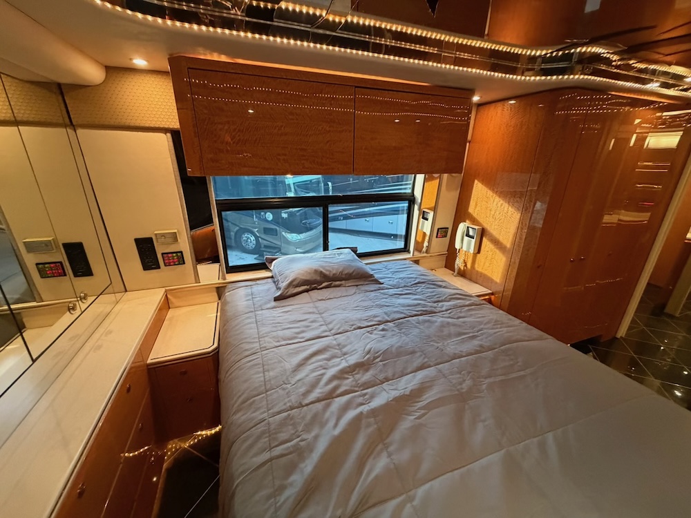 2002 Prevost Featherlite H3-45 For Sale