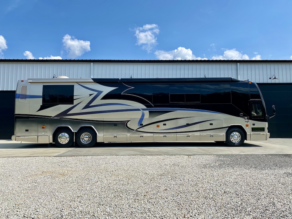 2003 Prevost  Featherlite H3-45 For Sale