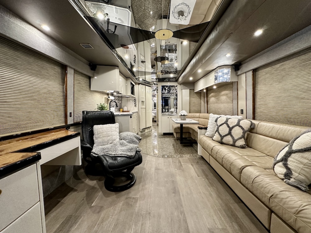 2003 Prevost  Featherlite H3-45 For Sale