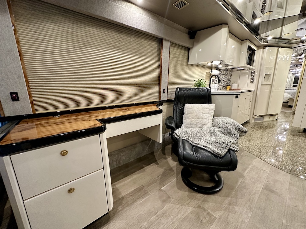 2003 Prevost  Featherlite H3-45 For Sale