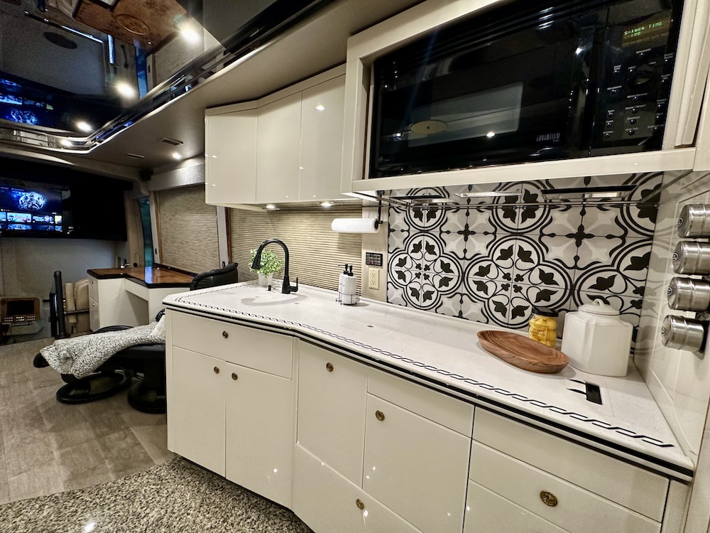 2003 Prevost  Featherlite H3-45 For Sale