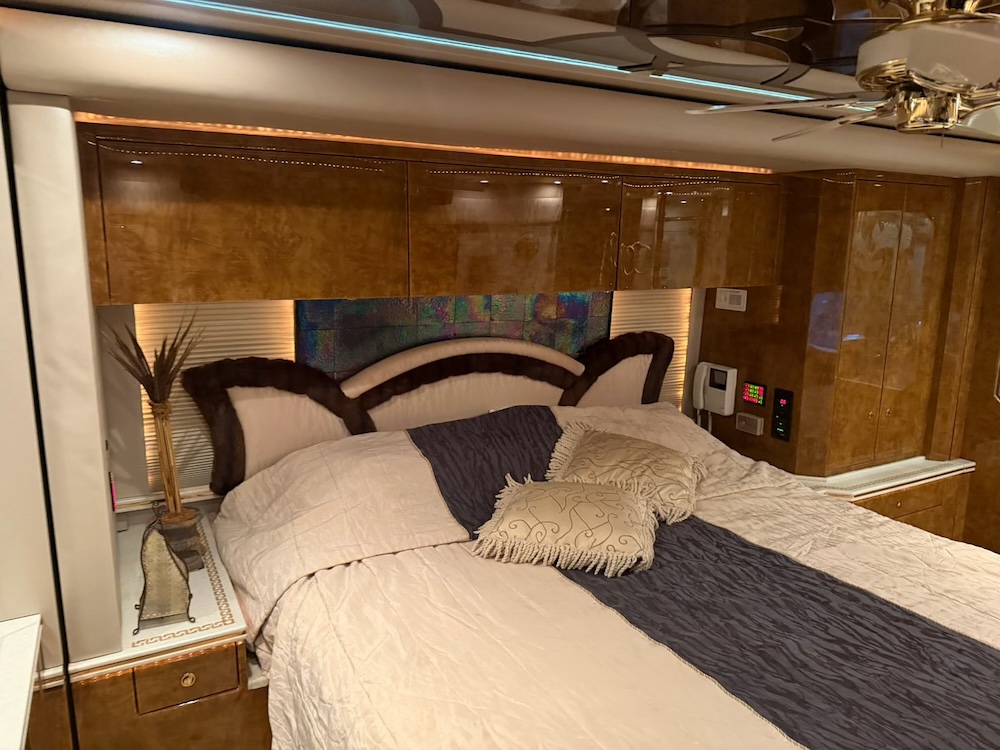 2003 Prevost Featherlite H3-45 For Sale