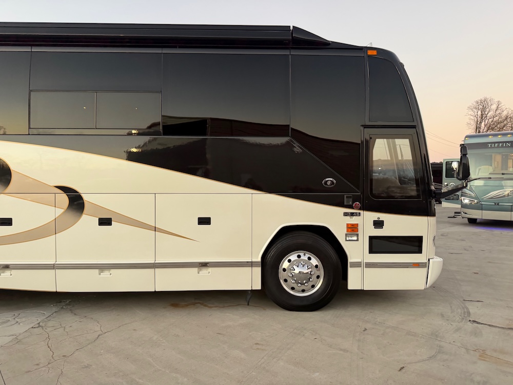 2003 Prevost Featherlite H3-45 For Sale