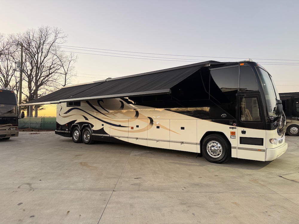 2003 Prevost Featherlite H3-45 For Sale