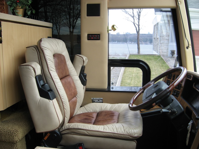 2004 Prevost Featherlite H3-45