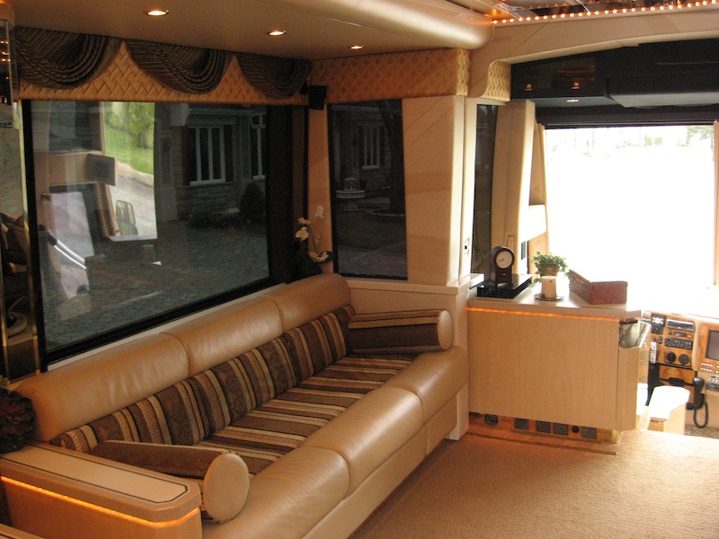 2004 Prevost Featherlite H3-45