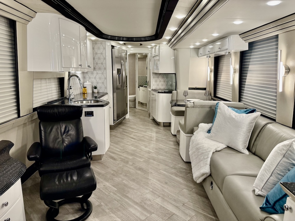 2004 Prevost Country Coach XLII For Sale