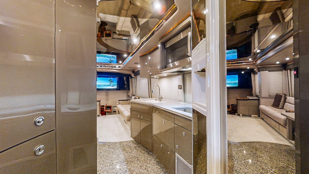 2004 Prevost Featherlite H3-45 For Sale