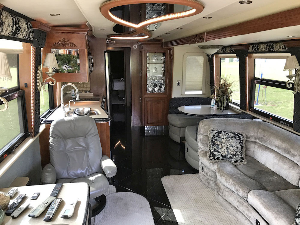 2004 Prevost Featherlite XLII For Sale