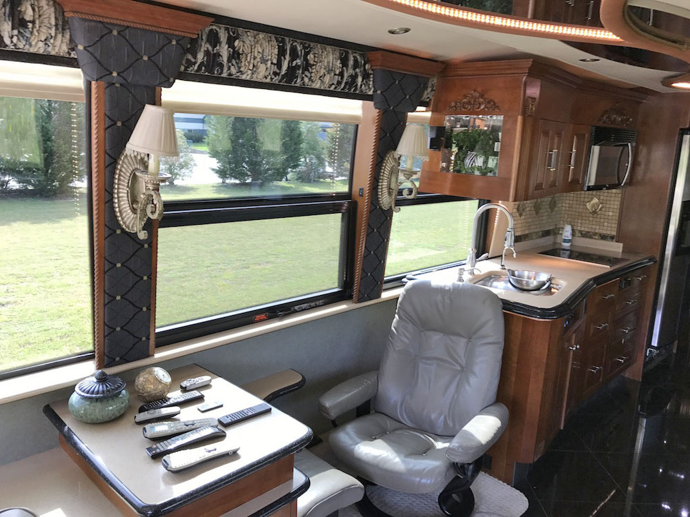 2004 Prevost Featherlite XLII For Sale