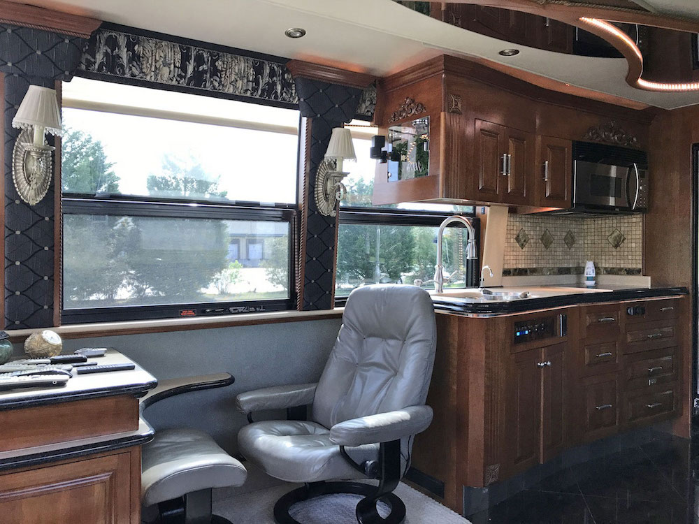 2004 Prevost Featherlite XLII For Sale