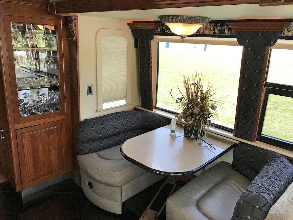 2004 Prevost Featherlite XLII For Sale