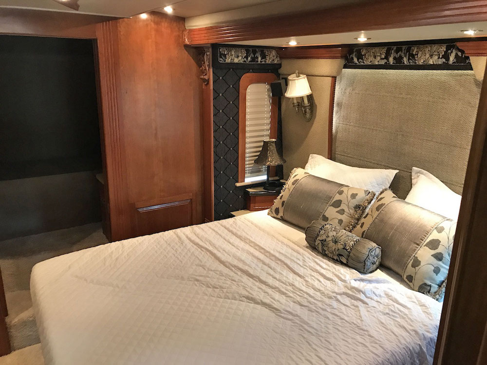 2004 Prevost Featherlite XLII For Sale