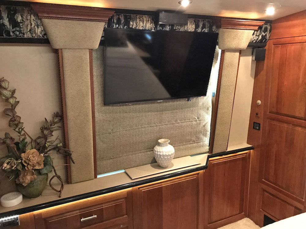 2004 Prevost Featherlite XLII For Sale