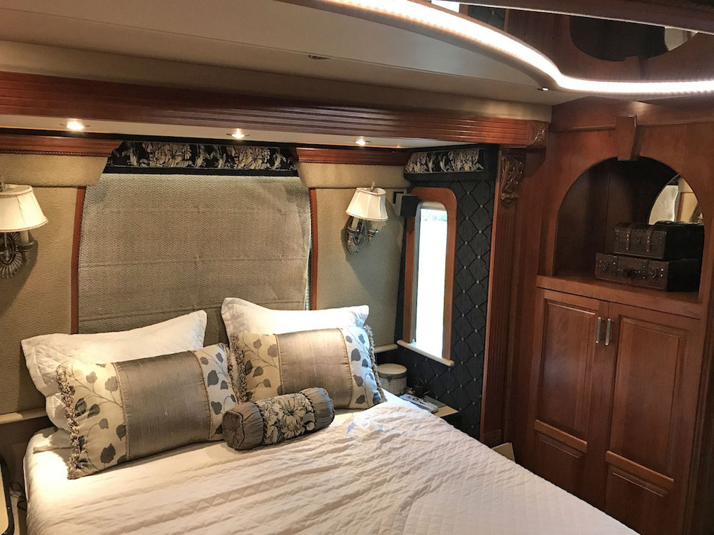 2004 Prevost Featherlite XLII For Sale