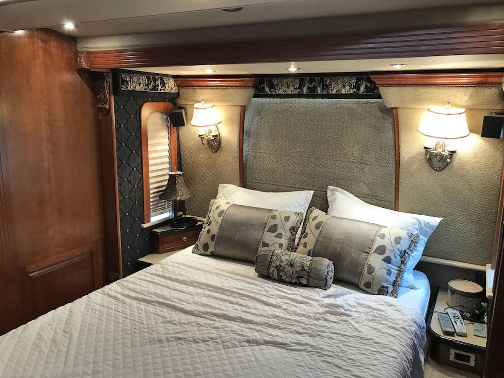 2004 Prevost Featherlite XLII For Sale