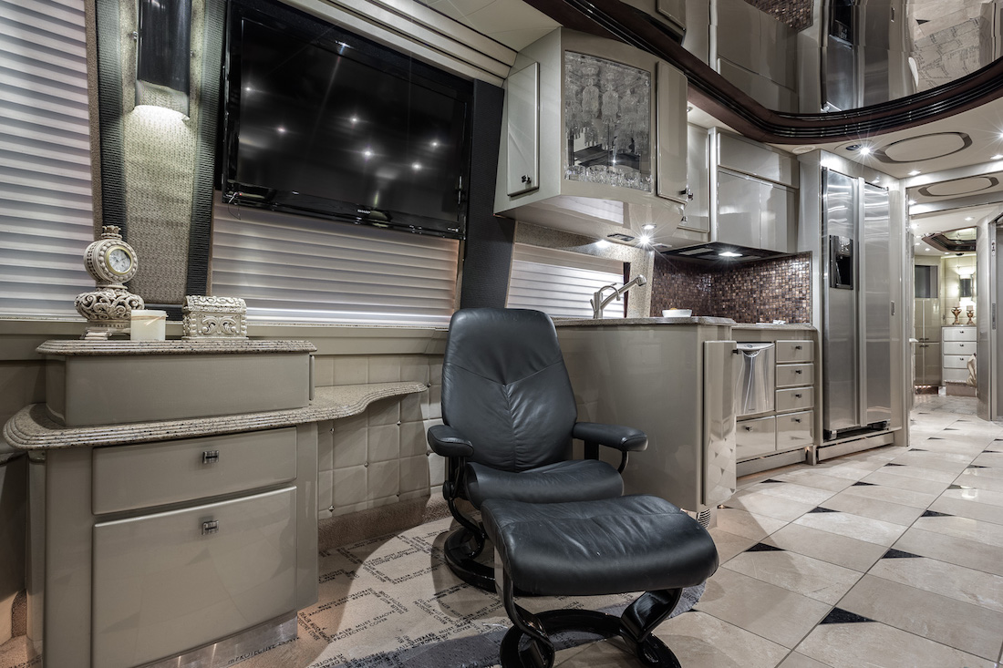 2005 Prevost Country Coach XLII For Sale