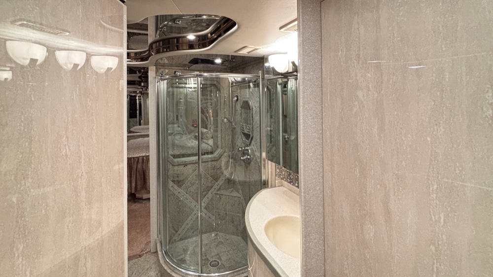 2005 Prevost Featherlite H3-45 For Sale