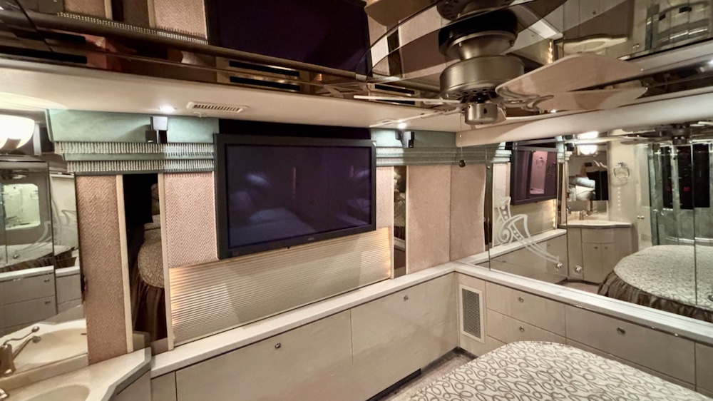 2005 Prevost Featherlite H3-45 For Sale