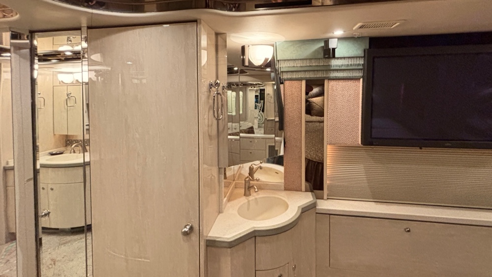 2005 Prevost Featherlite H3-45 For Sale