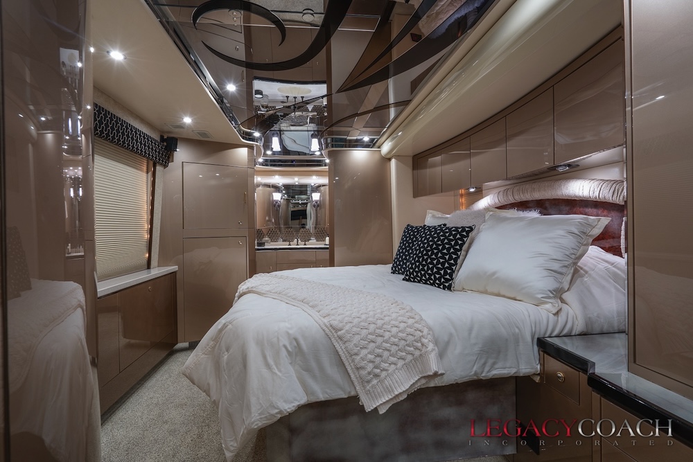 2005 Prevost Featherlite  H3-45 For Sale