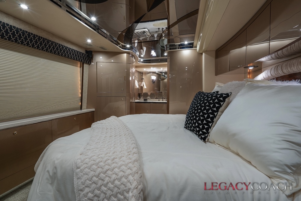 2005 Prevost Featherlite  H3-45 For Sale