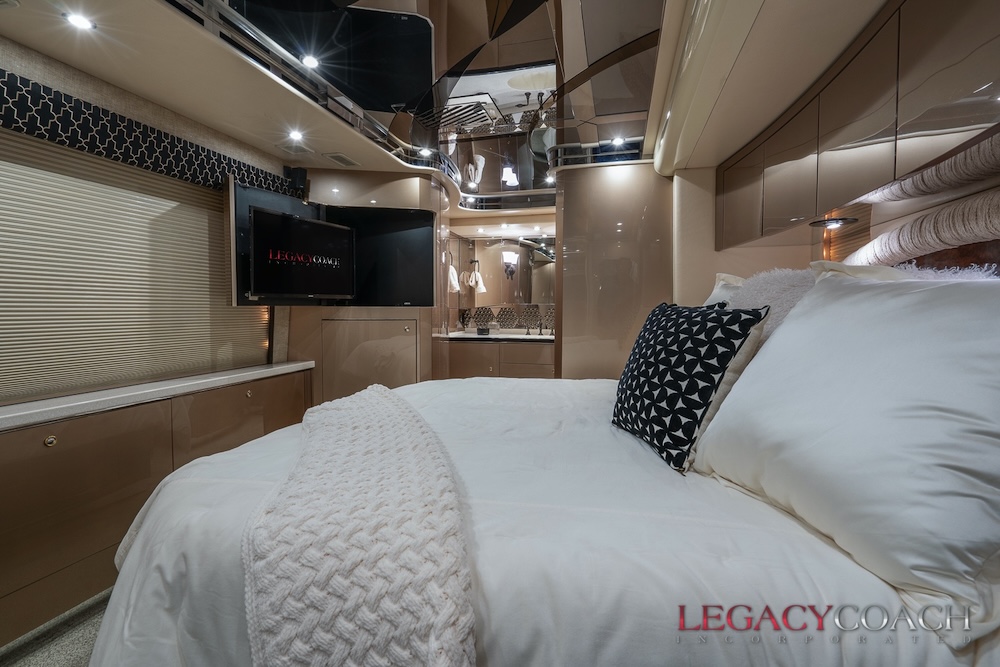 2005 Prevost Featherlite  H3-45 For Sale