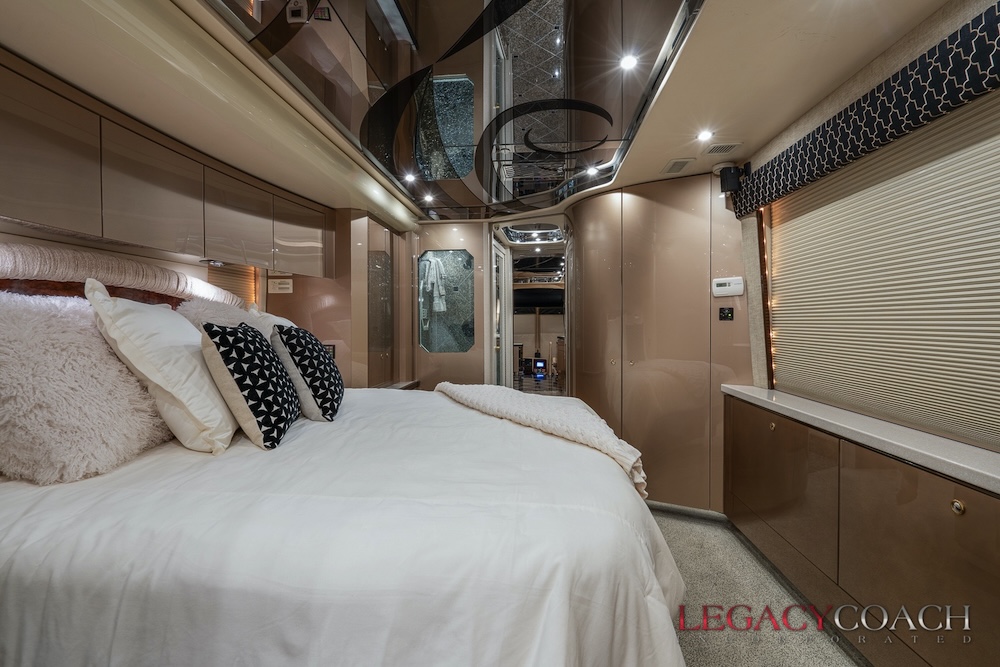 2005 Prevost Featherlite  H3-45 For Sale