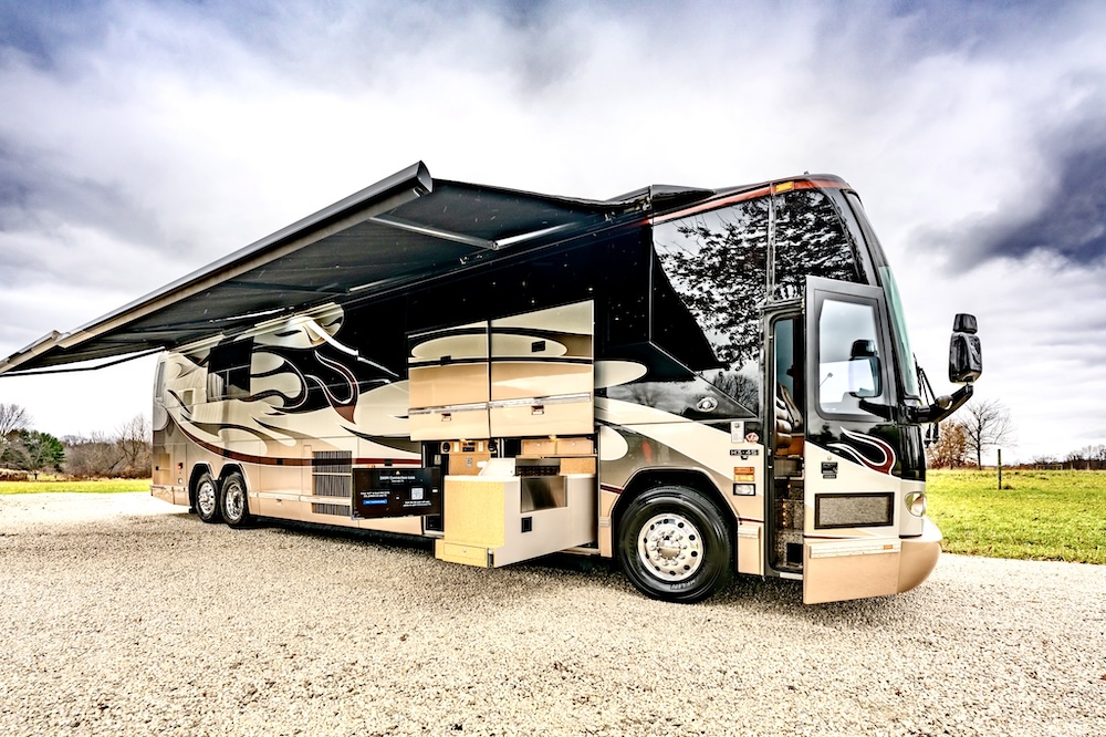 2005 Prevost Featherlite H3-45 For Sale