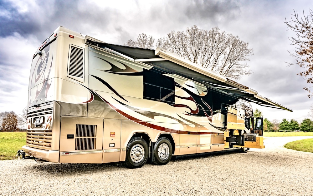 2005 Prevost Featherlite H3-45 For Sale