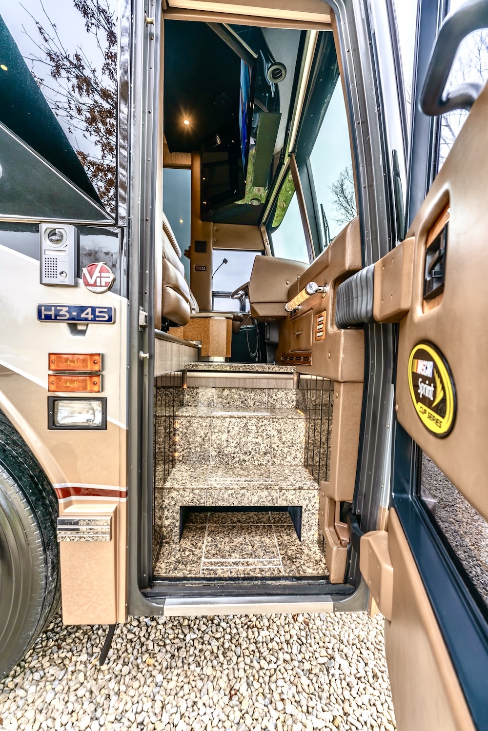 2005 Prevost Featherlite H3-45 For Sale