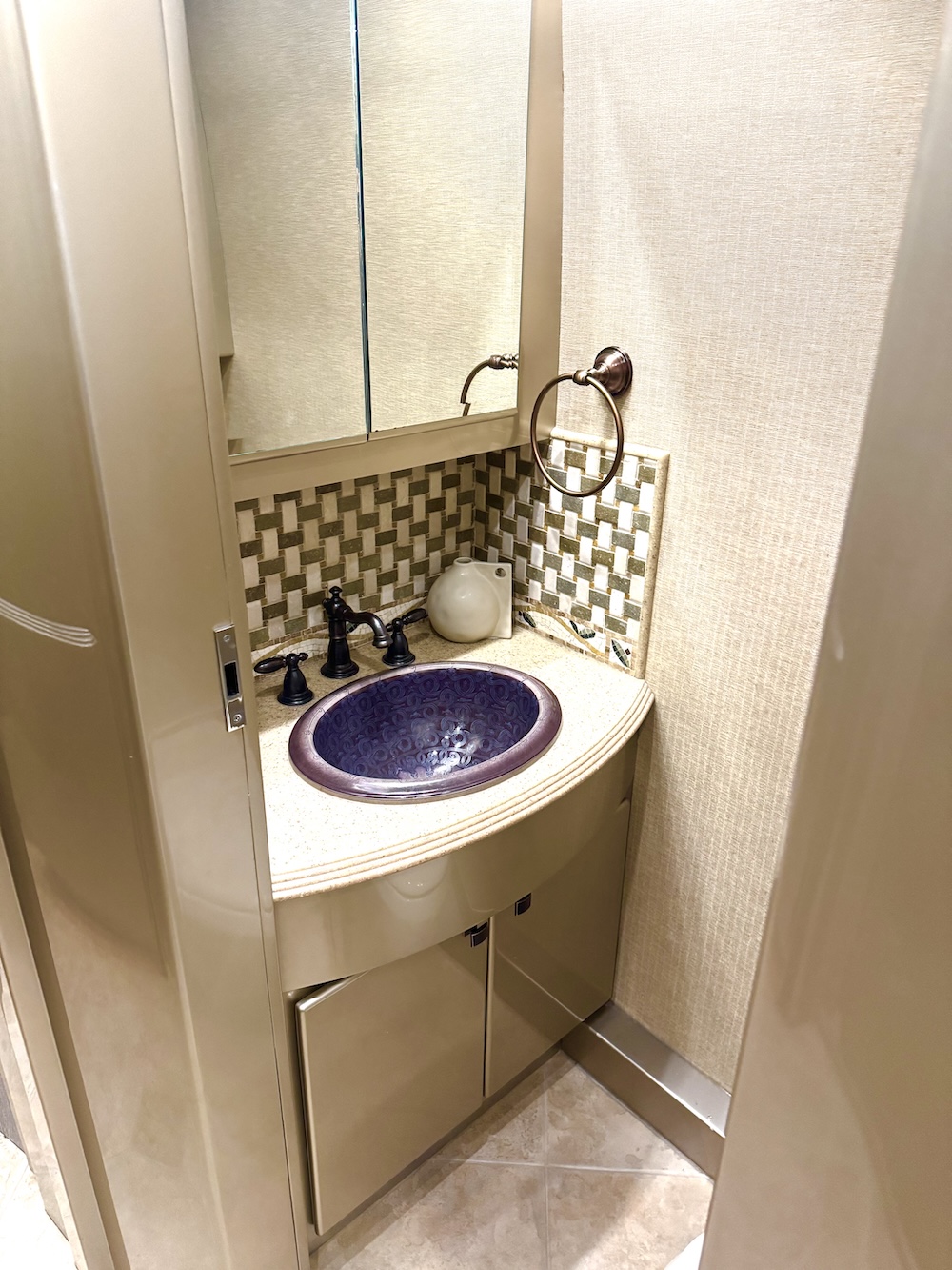 2005 Prevost Country Coach XLIIFor Sale