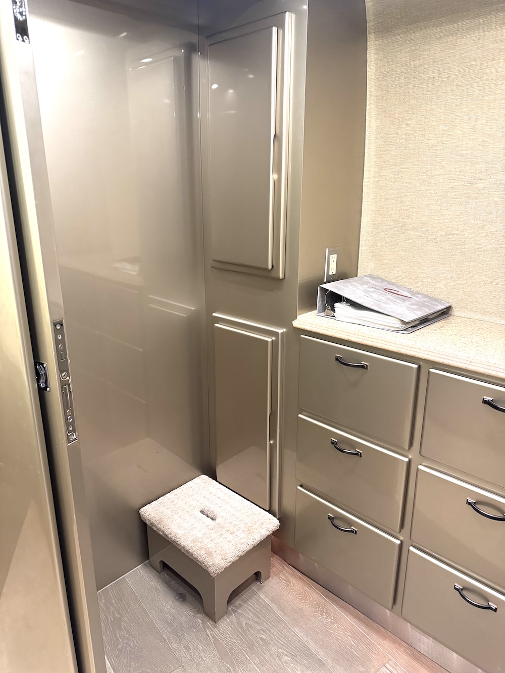 2005 Prevost Country Coach XLIIFor Sale