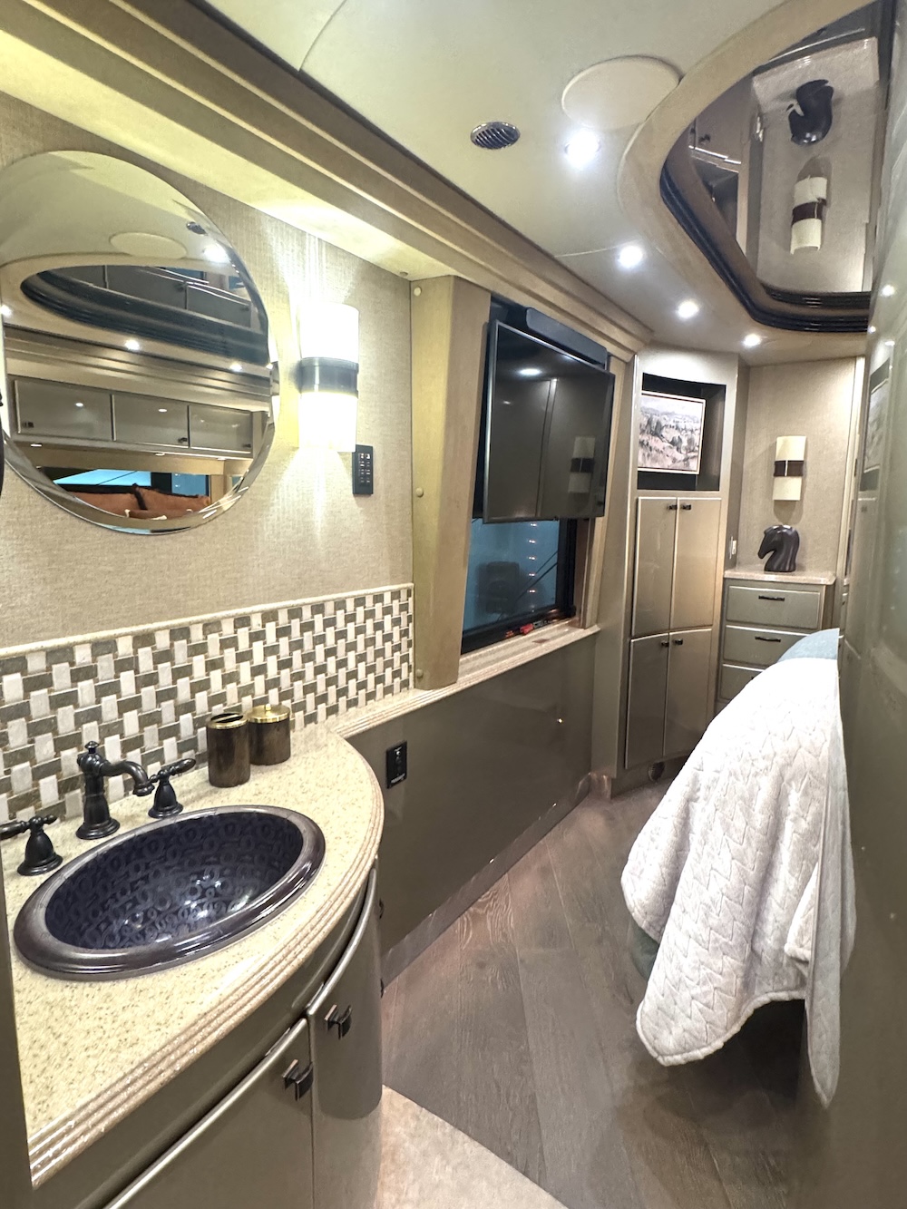 2005 Prevost Country Coach XLIIFor Sale