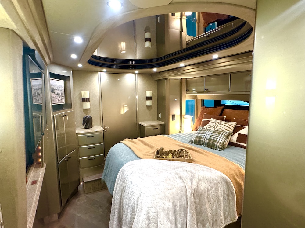 2005 Prevost Country Coach XLIIFor Sale