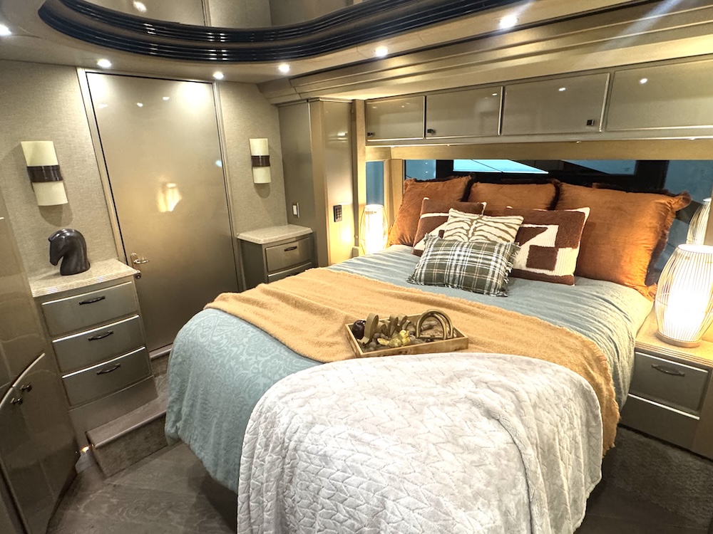 2005 Prevost Country Coach XLIIFor Sale