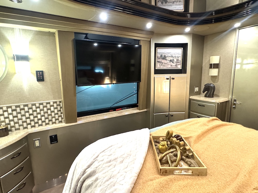 2005 Prevost Country Coach XLIIFor Sale