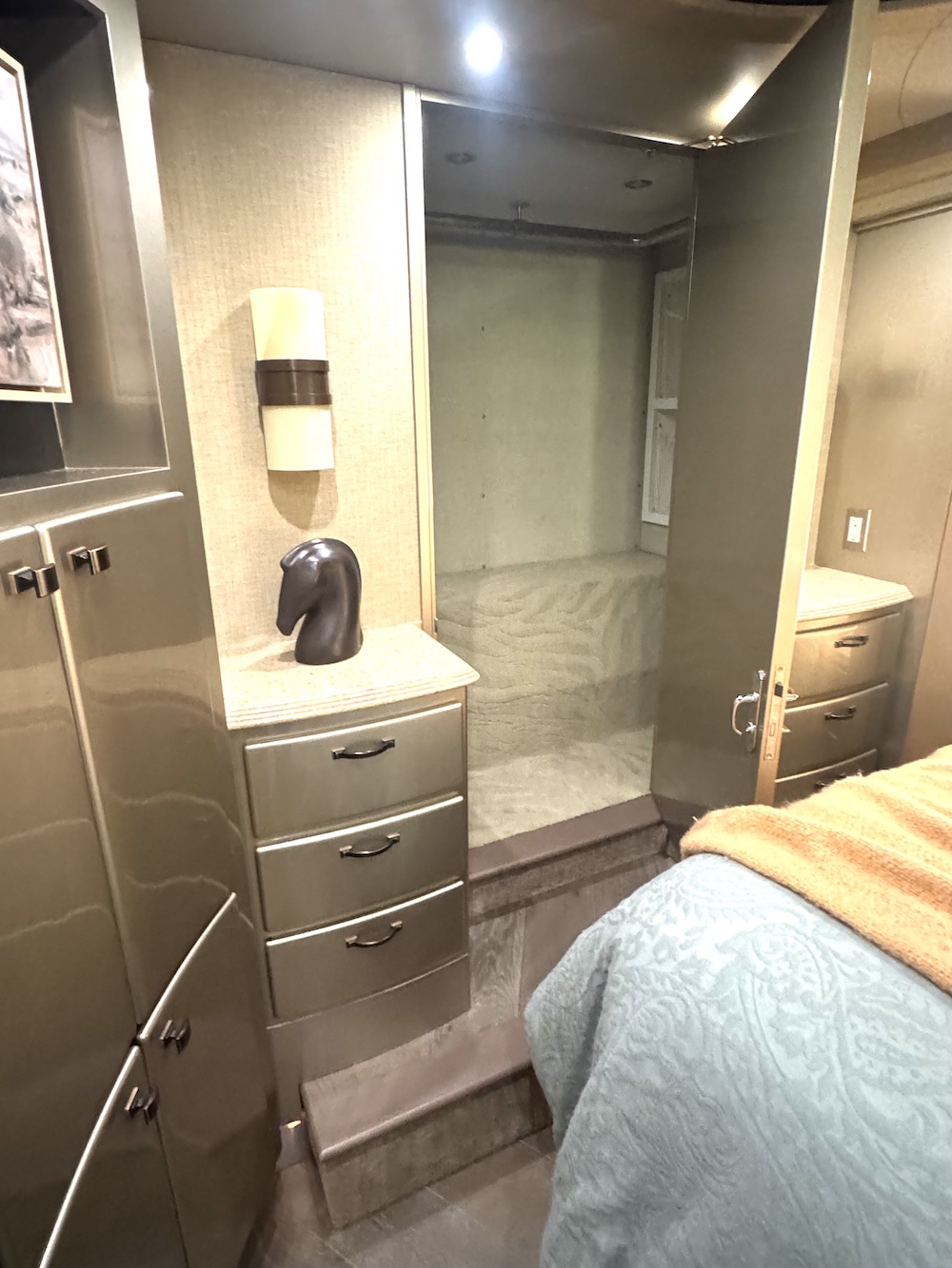 2005 Prevost Country Coach XLIIFor Sale