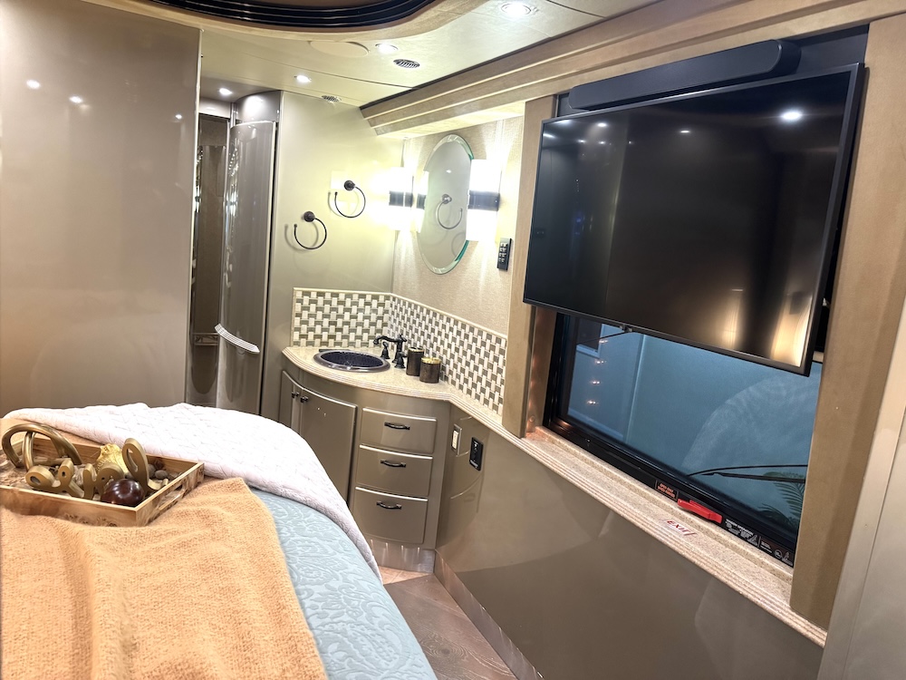 2005 Prevost Country Coach XLIIFor Sale