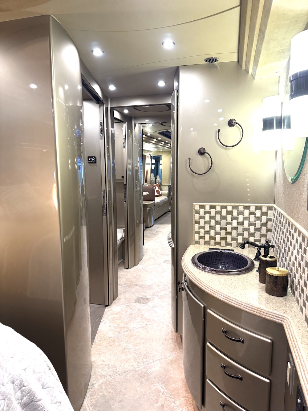 2005 Prevost Country Coach XLIIFor Sale