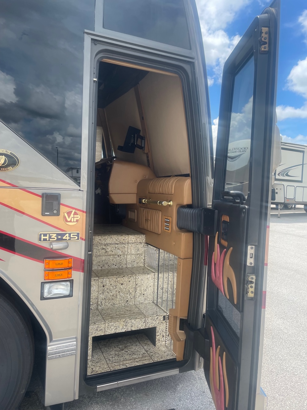 2006 Prevost  Featherlite H3-45 For Sale